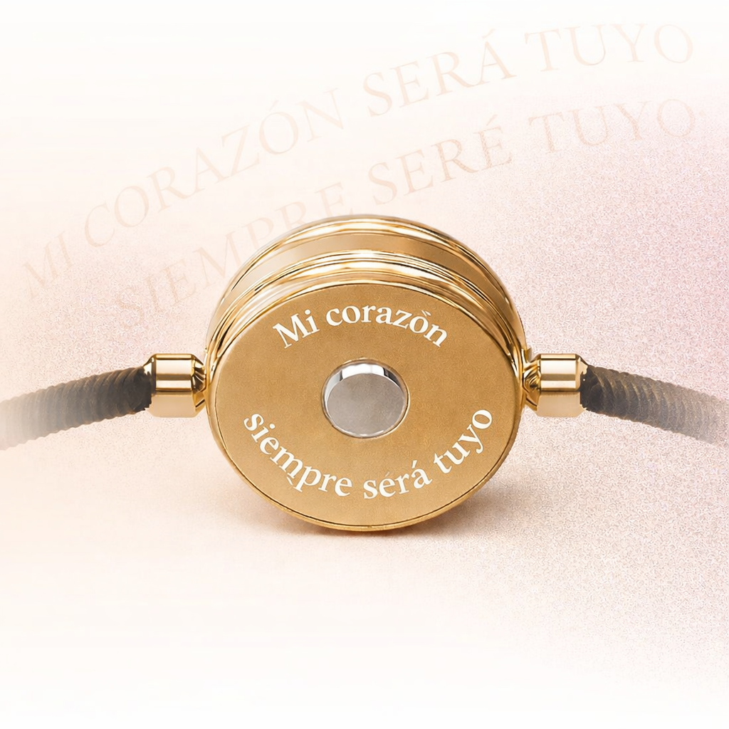 Pareja usando las pulseras Adora Amor