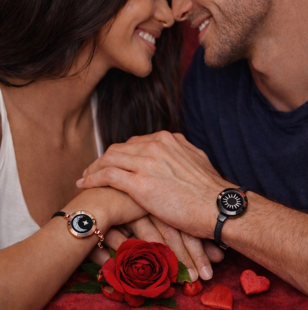 Pareja usando las pulseras Sol y Luna